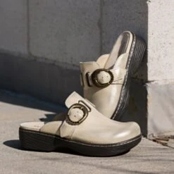 Shoes Osmosis Gold Cream Shoe -Alegria Shoes Shop OSM 6348 1X 2f71b35c 0e01 4cf9 acf1 7e23f0e45a12